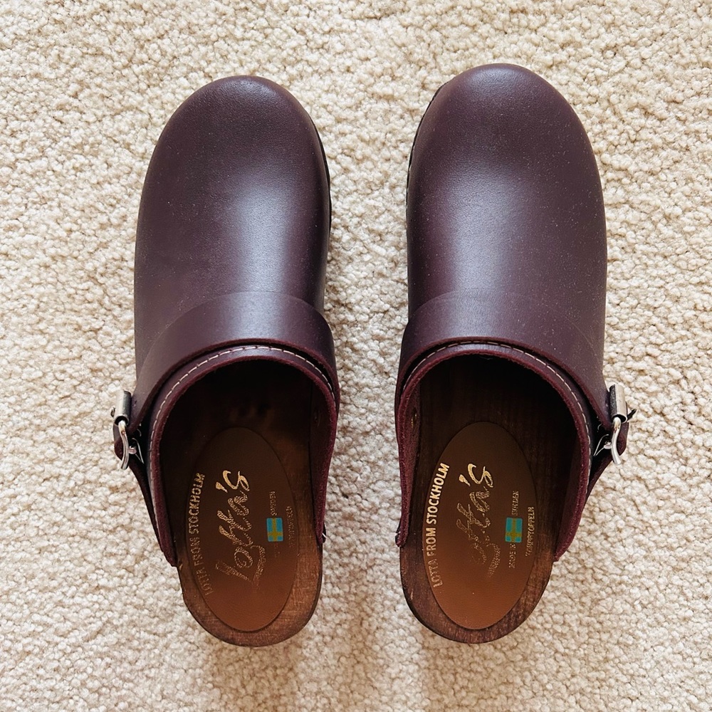 Lotta Classic Aubergine clogs with strap on Brown Base.